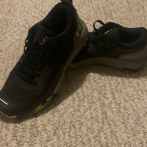 Under armor boys sneakers sz 2y